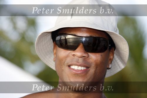 Curacao 7 januari 2006
Max Smulders en Patrick Kluivert met zonnebril en petje op vakantie .