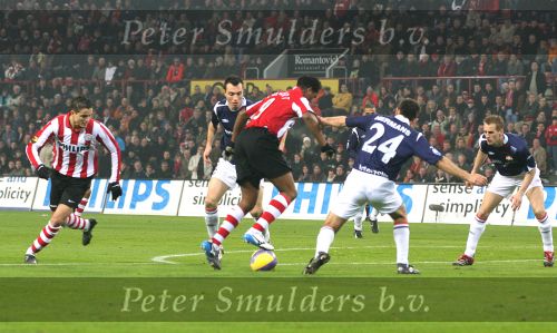 Eindhoven, 23 December 2006 Kompetitiewedstrijd PSV-Willem II, eindstand 4-0 Seizoen 2006/2007
Ibrahim Afellay heeft door een mooie hakbal van Patrick Kluivert 1-0 weten te scoren
Foto: Ronald Otter