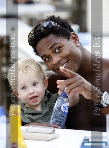 Curacao 7 januari 2006
Max Smulders en Patrick Kluivert met zonnebril en petje op vakantie .