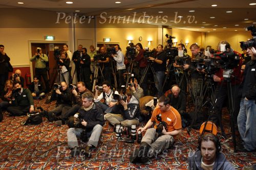 Amsterdam 19 februari 2007
Bram Moszkowicz geeft persconferentie in het Holiday inn waar hij oa vertelt dat hij stopt met de verdediging van Willem Holleeder.pers
Peter Smulders bv