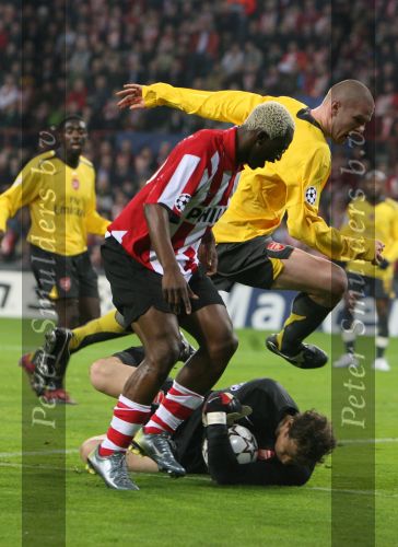 Eindhoven, 20 Februari 2007 Champions Leaguewedstrijd
PSV-FC Arsenal 1e ronde Eindstand 1-0 Seizoen 2006/2007
Philippe Senderos in duel met Arouna Kone en Jens Lehman
