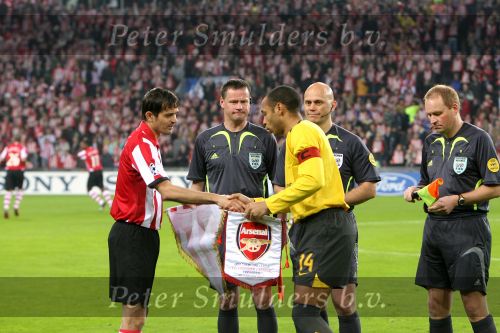 Eindhoven, 20 Februari 2007 Champions Leaguewedstrijd
PSV-FC Arsenal 1e ronde Eindstand 1-0 Seizoen 2006/2007
Phillip Cocu bij de toss met Thierry Henry en scheidsrechter Tom Henning