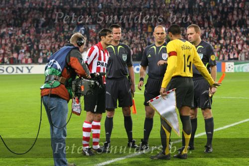Eindhoven, 20 Februari 2007 Champions Leaguewedstrijd
PSV-FC Arsenal 1e ronde Eindstand 1-0 Seizoen 2006/2007
Phillip Cocu bij de toss met Thierry Henry en scheidsrechter Tom Henning