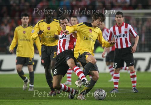 Eindhoven, 20 Februari 2007 Champions Leaguewedstrijd
PSV-FC Arsenal 1e ronde Eindstand 1-0 Seizoen 2006/2007
Phillip Cocu in duel met Tomas Rosicky