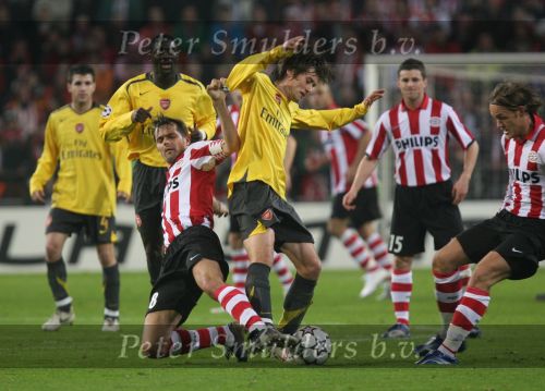 Eindhoven, 20 Februari 2007 Champions Leaguewedstrijd
PSV-FC Arsenal 1e ronde Eindstand 1-0 Seizoen 2006/2007
Phillip Cocu in duel met Tomas Rosicky en Mika Vayrynen