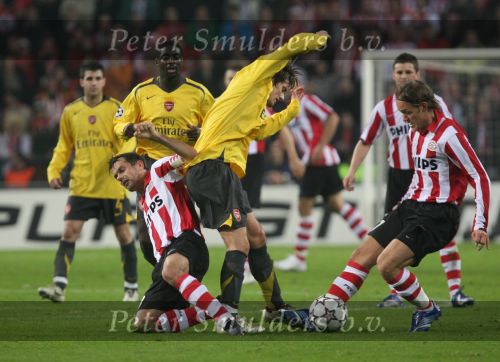 Eindhoven, 20 Februari 2007 Champions Leaguewedstrijd
PSV-FC Arsenal 1e ronde Eindstand 1-0 Seizoen 2006/2007
Phillip Cocu in duel met Tomas Rosicky en Mika Vayrynen