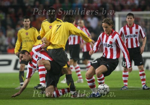 Eindhoven, 20 Februari 2007 Champions Leaguewedstrijd
PSV-FC Arsenal 1e ronde Eindstand 1-0 Seizoen 2006/2007
Phillip Cocu in duel met Tomas Rosicky en Mika Vayrynen
