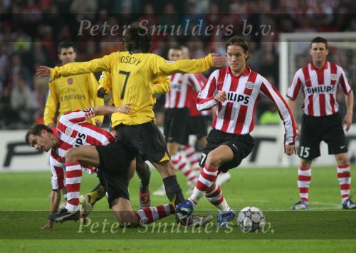 Eindhoven, 20 Februari 2007 Champions Leaguewedstrijd
PSV-FC Arsenal 1e ronde Eindstand 1-0 Seizoen 2006/2007
Phillip Cocu in duel met Tomas Rosicky en Mika Vayrynen