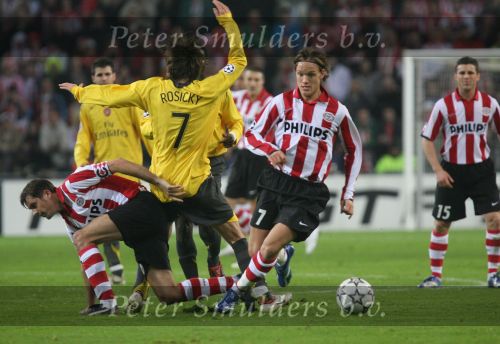 Eindhoven, 20 Februari 2007 Champions Leaguewedstrijd
PSV-FC Arsenal 1e ronde Eindstand 1-0 Seizoen 2006/2007
Phillip Cocu in duel met Tomas Rosicky en Mika Vayrynen