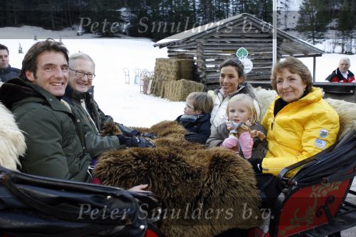 Bad Gastein 13 januari 2007
Pieter v Vollenhoven en Prinses Margriet op vakantie met Prins Maurits Prinses Marilene Prinses Anna Prins Lucas Prins Bernhard jr Prinses Annete Prinses Isablle Prins Sam Prins Pieter Christiaan Prinses Anita Prins Floris en Prinses Aimee vanwege hun 40 jarig huwelijk.