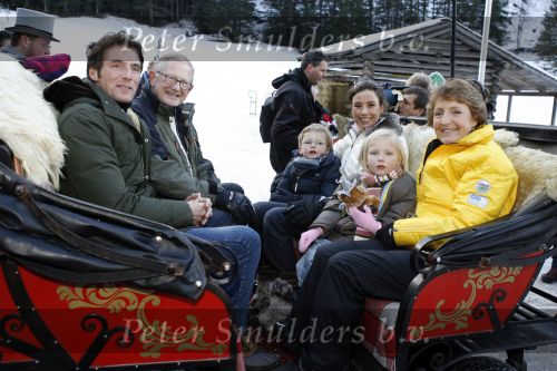 Bad Gastein 13 januari 2007
Pieter v Vollenhoven en Prinses Margriet op vakantie met Prins Maurits Prinses Marilene Prinses Anna Prins Lucas Prins Bernhard jr Prinses Annete Prinses Isablle Prins Sam Prins Pieter Christiaan Prinses Anita Prins Floris en Prinses Aimee vanwege hun 40 jarig huwelijk.