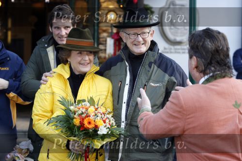 Bad Gastein 13 januari 2007
Pieter v Vollenhoven en Prinses Margriet op vakantie met Prins Maurits Prinses Marilene Prinses Anna Prins Lucas Prins Bernhard jr Prinses Annete Prinses Isablle Prins Sam Prins Pieter Christiaan Prinses Anita Prins Floris en Prinses Aimee vanwege hun 40 jarig huwelijk.
