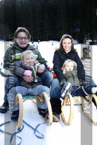 Bad Gastein 13 januari 2007
Pieter v Vollenhoven en Prinses Margriet op vakantie met Prins Maurits Prinses Marilene Prinses Anna Prins Lucas Prins Bernhard jr Prinses Annete Prinses Isablle Prins Sam Prins Pieter Christiaan Prinses Anita Prins Floris en Prinses Aimee vanwege hun 40 jarig huwelijk.