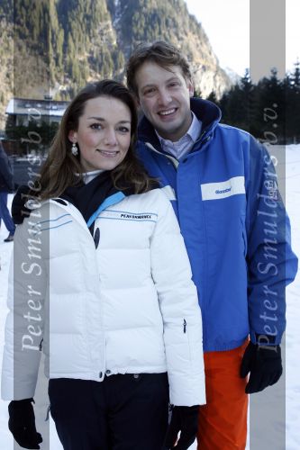 Bad Gastein 13 januari 2007
Pieter v Vollenhoven en Prinses Margriet op vakantie met Prins Maurits Prinses Marilene Prinses Anna Prins Lucas Prins Bernhard jr Prinses Annete Prinses Isablle Prins Sam Prins Pieter Christiaan Prinses Anita Prins Floris en Prinses Aimee vanwege hun 40 jarig huwelijk.