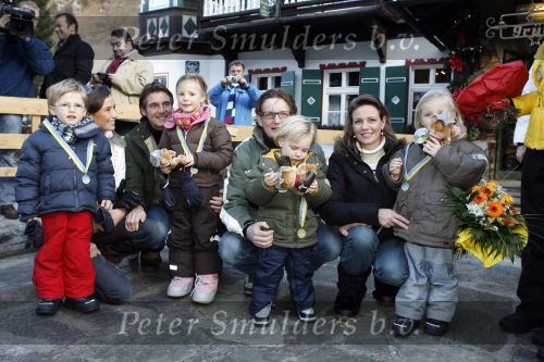 Bad Gastein 13 januari 2007
Pieter v Vollenhoven en Prinses Margriet op vakantie met Prins Maurits Prinses Marilene Prinses Anna Prins Lucas Prins Bernhard jr Prinses Annete Prinses Isablle Prins Sam Prins Pieter Christiaan Prinses Anita Prins Floris en Prinses Aimee vanwege hun 40 jarig huwelijk.