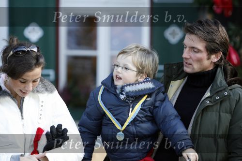 Bad Gastein 13 januari 2007
Pieter v Vollenhoven en Prinses Margriet op vakantie met Prins Maurits Prinses Marilene Prinses Anna Prins Lucas Prins Bernhard jr Prinses Annete Prinses Isablle Prins Sam Prins Pieter Christiaan Prinses Anita Prins Floris en Prinses Aimee vanwege hun 40 jarig huwelijk.