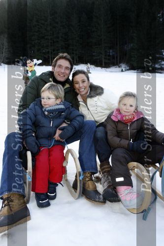 Bad Gastein 13 januari 2007
Pieter v Vollenhoven en Prinses Margriet op vakantie met Prins Maurits Prinses Marilene Prinses Anna Prins Lucas Prins Bernhard jr Prinses Annete Prinses Isablle Prins Sam Prins Pieter Christiaan Prinses Anita Prins Floris en Prinses Aimee vanwege hun 40 jarig huwelijk.