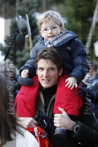 Bad Gastein 13 januari 2007
Pieter v Vollenhoven en Prinses Margriet op vakantie met Prins Maurits Prinses Marilene Prinses Anna Prins Lucas Prins Bernhard jr Prinses Annete Prinses Isablle Prins Sam Prins Pieter Christiaan Prinses Anita Prins Floris en Prinses Aimee vanwege hun 40 jarig huwelijk.