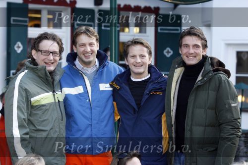 Bad Gastein 13 januari 2007
Pieter v Vollenhoven en Prinses Margriet op vakantie met Prins Maurits Prinses Marilene Prinses Anna Prins Lucas Prins Bernhard jr Prinses Annete Prinses Isablle Prins Sam Prins Pieter Christiaan Prinses Anita Prins Floris en Prinses Aimee vanwege hun 40 jarig huwelijk.