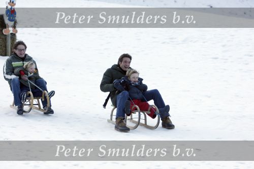 Bad Gastein 13 januari 2007
Pieter v Vollenhoven en Prinses Margriet op vakantie met Prins Maurits Prinses Marilene Prinses Anna Prins Lucas Prins Bernhard jr Prinses Annete Prinses Isablle Prins Sam Prins Pieter Christiaan Prinses Anita Prins Floris en Prinses Aimee vanwege hun 40 jarig huwelijk.