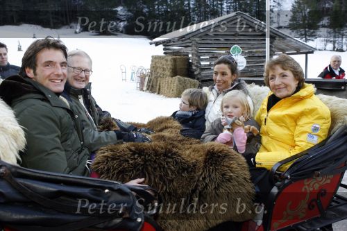 Bad Gastein 13 januari 2007
Pieter v Vollenhoven en Prinses Margriet op vakantie met Prins Maurits Prinses Marilene Prinses Anna Prins Lucas Prins Bernhard jr Prinses Annete Prinses Isablle Prins Sam Prins Pieter Christiaan Prinses Anita Prins Floris en Prinses Aimee vanwege hun 40 jarig huwelijk.