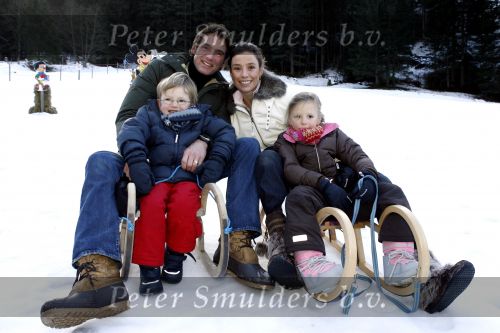 Bad Gastein 13 januari 2007
Pieter v Vollenhoven en Prinses Margriet op vakantie met Prins Maurits Prinses Marilene Prinses Anna Prins Lucas Prins Bernhard jr Prinses Annete Prinses Isablle Prins Sam Prins Pieter Christiaan Prinses Anita Prins Floris en Prinses Aimee vanwege hun 40 jarig huwelijk.