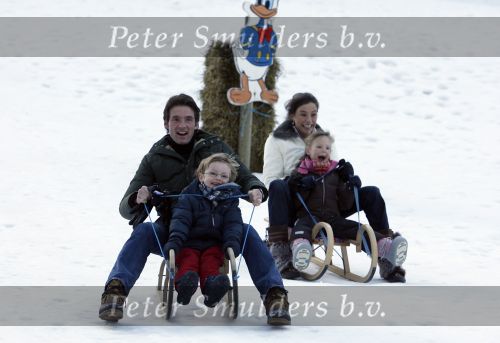 Bad Gastein 13 januari 2007
Pieter v Vollenhoven en Prinses Margriet op vakantie met Prins Maurits Prinses Marilene Prinses Anna Prins Lucas Prins Bernhard jr Prinses Annete Prinses Isablle Prins Sam Prins Pieter Christiaan Prinses Anita Prins Floris en Prinses Aimee vanwege hun 40 jarig huwelijk.