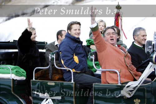Bad Gastein 13 januari 2007
Pieter v Vollenhoven en Prinses Margriet op vakantie met Prins Maurits Prinses Marilene Prinses Anna Prins Lucas Prins Bernhard jr Prinses Annete Prinses Isablle Prins Sam Prins Pieter Christiaan Prinses Anita Prins Floris en Prinses Aimee vanwege hun 40 jarig huwelijk.