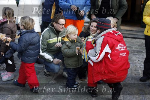 Bad Gastein 13 januari 2007
Pieter v Vollenhoven en Prinses Margriet op vakantie met Prins Maurits Prinses Marilene Prinses Anna Prins Lucas Prins Bernhard jr Prinses Annete Prinses Isablle Prins Sam Prins Pieter Christiaan Prinses Anita Prins Floris en Prinses Aimee vanwege hun 40 jarig huwelijk.