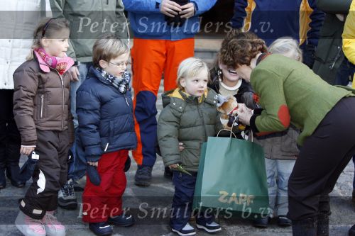 Bad Gastein 13 januari 2007
Pieter v Vollenhoven en Prinses Margriet op vakantie met Prins Maurits Prinses Marilene Prinses Anna Prins Lucas Prins Bernhard jr Prinses Annete Prinses Isablle Prins Sam Prins Pieter Christiaan Prinses Anita Prins Floris en Prinses Aimee vanwege hun 40 jarig huwelijk.