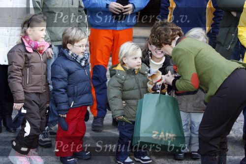 Bad Gastein 13 januari 2007
Pieter v Vollenhoven en Prinses Margriet op vakantie met Prins Maurits Prinses Marilene Prinses Anna Prins Lucas Prins Bernhard jr Prinses Annete Prinses Isablle Prins Sam Prins Pieter Christiaan Prinses Anita Prins Floris en Prinses Aimee vanwege hun 40 jarig huwelijk.