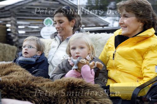 Bad Gastein 13 januari 2007
Pieter v Vollenhoven en Prinses Margriet op vakantie met Prins Maurits Prinses Marilene Prinses Anna Prins Lucas Prins Bernhard jr Prinses Annete Prinses Isablle Prins Sam Prins Pieter Christiaan Prinses Anita Prins Floris en Prinses Aimee vanwege hun 40 jarig huwelijk.