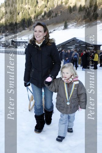 Bad Gastein 13 januari 2007
Pieter v Vollenhoven en Prinses Margriet op vakantie met Prins Maurits Prinses Marilene Prinses Anna Prins Lucas Prins Bernhard jr Prinses Annete Prinses Isablle Prins Sam Prins Pieter Christiaan Prinses Anita Prins Floris en Prinses Aimee vanwege hun 40 jarig huwelijk.
