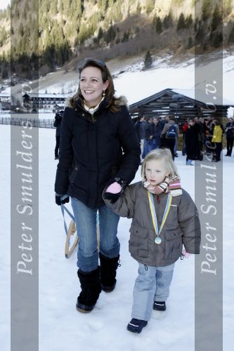 Bad Gastein 13 januari 2007
Pieter v Vollenhoven en Prinses Margriet op vakantie met Prins Maurits Prinses Marilene Prinses Anna Prins Lucas Prins Bernhard jr Prinses Annete Prinses Isablle Prins Sam Prins Pieter Christiaan Prinses Anita Prins Floris en Prinses Aimee vanwege hun 40 jarig huwelijk.