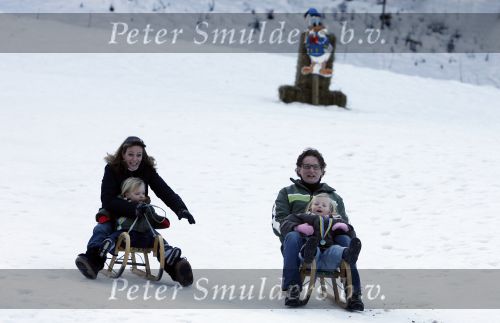 Bad Gastein 13 januari 2007
Pieter v Vollenhoven en Prinses Margriet op vakantie met Prins Maurits Prinses Marilene Prinses Anna Prins Lucas Prins Bernhard jr Prinses Annete Prinses Isablle Prins Sam Prins Pieter Christiaan Prinses Anita Prins Floris en Prinses Aimee vanwege hun 40 jarig huwelijk.