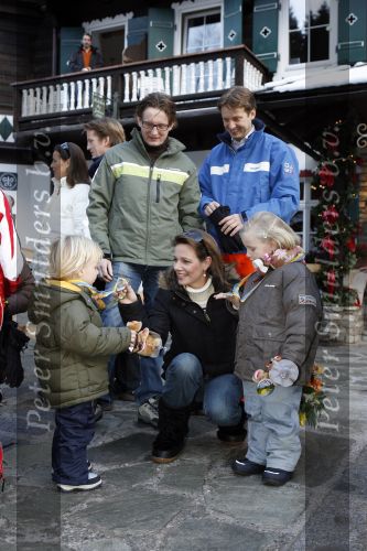 Bad Gastein 13 januari 2007
Pieter v Vollenhoven en Prinses Margriet op vakantie met Prins Maurits Prinses Marilene Prinses Anna Prins Lucas Prins Bernhard jr Prinses Annete Prinses Isablle Prins Sam Prins Pieter Christiaan Prinses Anita Prins Floris en Prinses Aimee vanwege hun 40 jarig huwelijk.