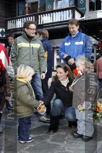 Bad Gastein 13 januari 2007
Pieter v Vollenhoven en Prinses Margriet op vakantie met Prins Maurits Prinses Marilene Prinses Anna Prins Lucas Prins Bernhard jr Prinses Annete Prinses Isablle Prins Sam Prins Pieter Christiaan Prinses Anita Prins Floris en Prinses Aimee vanwege hun 40 jarig huwelijk.