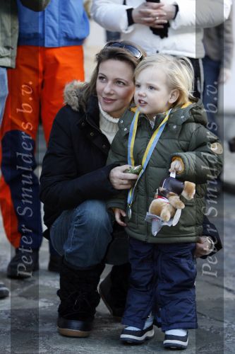 Bad Gastein 13 januari 2007
Pieter v Vollenhoven en Prinses Margriet op vakantie met Prins Maurits Prinses Marilene Prinses Anna Prins Lucas Prins Bernhard jr Prinses Annete Prinses Isablle Prins Sam Prins Pieter Christiaan Prinses Anita Prins Floris en Prinses Aimee vanwege hun 40 jarig huwelijk.