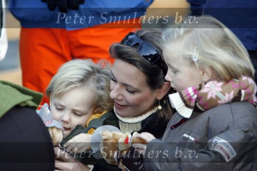 Bad Gastein 13 januari 2007
Pieter v Vollenhoven en Prinses Margriet op vakantie met Prins Maurits Prinses Marilene Prinses Anna Prins Lucas Prins Bernhard jr Prinses Annete Prinses Isablle Prins Sam Prins Pieter Christiaan Prinses Anita Prins Floris en Prinses Aimee vanwege hun 40 jarig huwelijk.