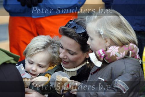 Bad Gastein 13 januari 2007
Pieter v Vollenhoven en Prinses Margriet op vakantie met Prins Maurits Prinses Marilene Prinses Anna Prins Lucas Prins Bernhard jr Prinses Annete Prinses Isablle Prins Sam Prins Pieter Christiaan Prinses Anita Prins Floris en Prinses Aimee vanwege hun 40 jarig huwelijk.
