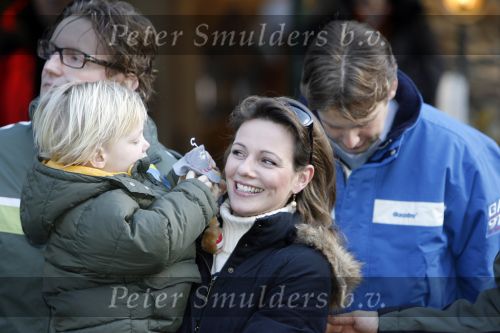 Bad Gastein 13 januari 2007
Pieter v Vollenhoven en Prinses Margriet op vakantie met Prins Maurits Prinses Marilene Prinses Anna Prins Lucas Prins Bernhard jr Prinses Annete Prinses Isablle Prins Sam Prins Pieter Christiaan Prinses Anita Prins Floris en Prinses Aimee vanwege hun 40 jarig huwelijk.
