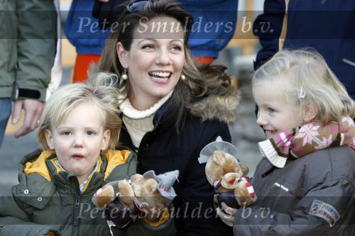 Bad Gastein 13 januari 2007
Pieter v Vollenhoven en Prinses Margriet op vakantie met Prins Maurits Prinses Marilene Prinses Anna Prins Lucas Prins Bernhard jr Prinses Annete Prinses Isablle Prins Sam Prins Pieter Christiaan Prinses Anita Prins Floris en Prinses Aimee vanwege hun 40 jarig huwelijk.