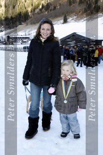 Bad Gastein 13 januari 2007
Pieter v Vollenhoven en Prinses Margriet op vakantie met Prins Maurits Prinses Marilene Prinses Anna Prins Lucas Prins Bernhard jr Prinses Annete Prinses Isablle Prins Sam Prins Pieter Christiaan Prinses Anita Prins Floris en Prinses Aimee vanwege hun 40 jarig huwelijk.