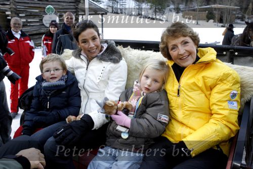 Bad Gastein 13 januari 2007
Pieter v Vollenhoven en Prinses Margriet op vakantie met Prins Maurits Prinses Marilene Prinses Anna Prins Lucas Prins Bernhard jr Prinses Annete Prinses Isablle Prins Sam Prins Pieter Christiaan Prinses Anita Prins Floris en Prinses Aimee vanwege hun 40 jarig huwelijk.