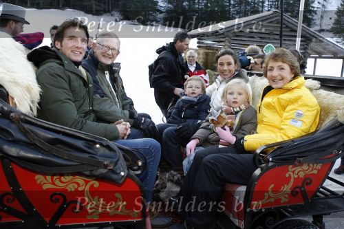 Bad Gastein 13 januari 2007
Pieter v Vollenhoven en Prinses Margriet op vakantie met Prins Maurits Prinses Marilene Prinses Anna Prins Lucas Prins Bernhard jr Prinses Annete Prinses Isablle Prins Sam Prins Pieter Christiaan Prinses Anita Prins Floris en Prinses Aimee vanwege hun 40 jarig huwelijk.