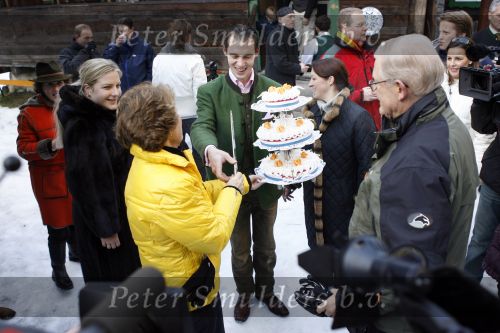 Bad Gastein 13 januari 2007
Pieter v Vollenhoven en Prinses Margriet op vakantie met Prins Maurits Prinses Marilene Prinses Anna Prins Lucas Prins Bernhard jr Prinses Annete Prinses Isablle Prins Sam Prins Pieter Christiaan Prinses Anita Prins Floris en Prinses Aimee vanwege hun 40 jarig huwelijk.
