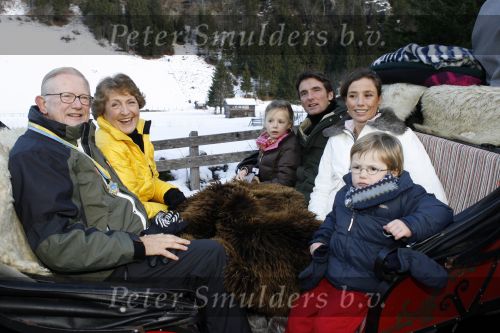 Bad Gastein 13 januari 2007
Pieter v Vollenhoven en Prinses Margriet op vakantie met Prins Maurits Prinses Marilene Prinses Anna Prins Lucas Prins Bernhard jr Prinses Annete Prinses Isablle Prins Sam Prins Pieter Christiaan Prinses Anita Prins Floris en Prinses Aimee vanwege hun 40 jarig huwelijk.