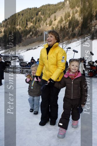 Bad Gastein 13 januari 2007
Pieter v Vollenhoven en Prinses Margriet op vakantie met Prins Maurits Prinses Marilene Prinses Anna Prins Lucas Prins Bernhard jr Prinses Annete Prinses Isablle Prins Sam Prins Pieter Christiaan Prinses Anita Prins Floris en Prinses Aimee vanwege hun 40 jarig huwelijk.