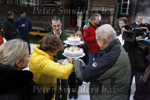Bad Gastein 13 januari 2007
Pieter v Vollenhoven en Prinses Margriet op vakantie met Prins Maurits Prinses Marilene Prinses Anna Prins Lucas Prins Bernhard jr Prinses Annete Prinses Isablle Prins Sam Prins Pieter Christiaan Prinses Anita Prins Floris en Prinses Aimee vanwege hun 40 jarig huwelijk.