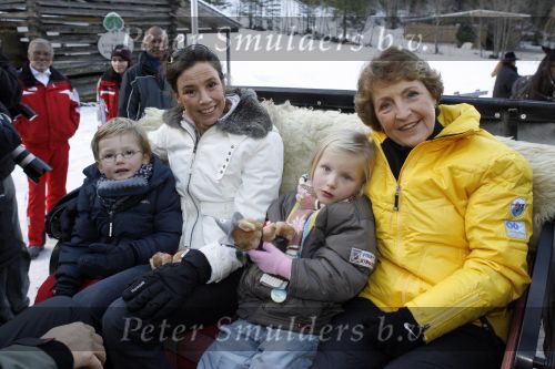 Bad Gastein 13 januari 2007
Pieter v Vollenhoven en Prinses Margriet op vakantie met Prins Maurits Prinses Marilene Prinses Anna Prins Lucas Prins Bernhard jr Prinses Annete Prinses Isablle Prins Sam Prins Pieter Christiaan Prinses Anita Prins Floris en Prinses Aimee vanwege hun 40 jarig huwelijk.